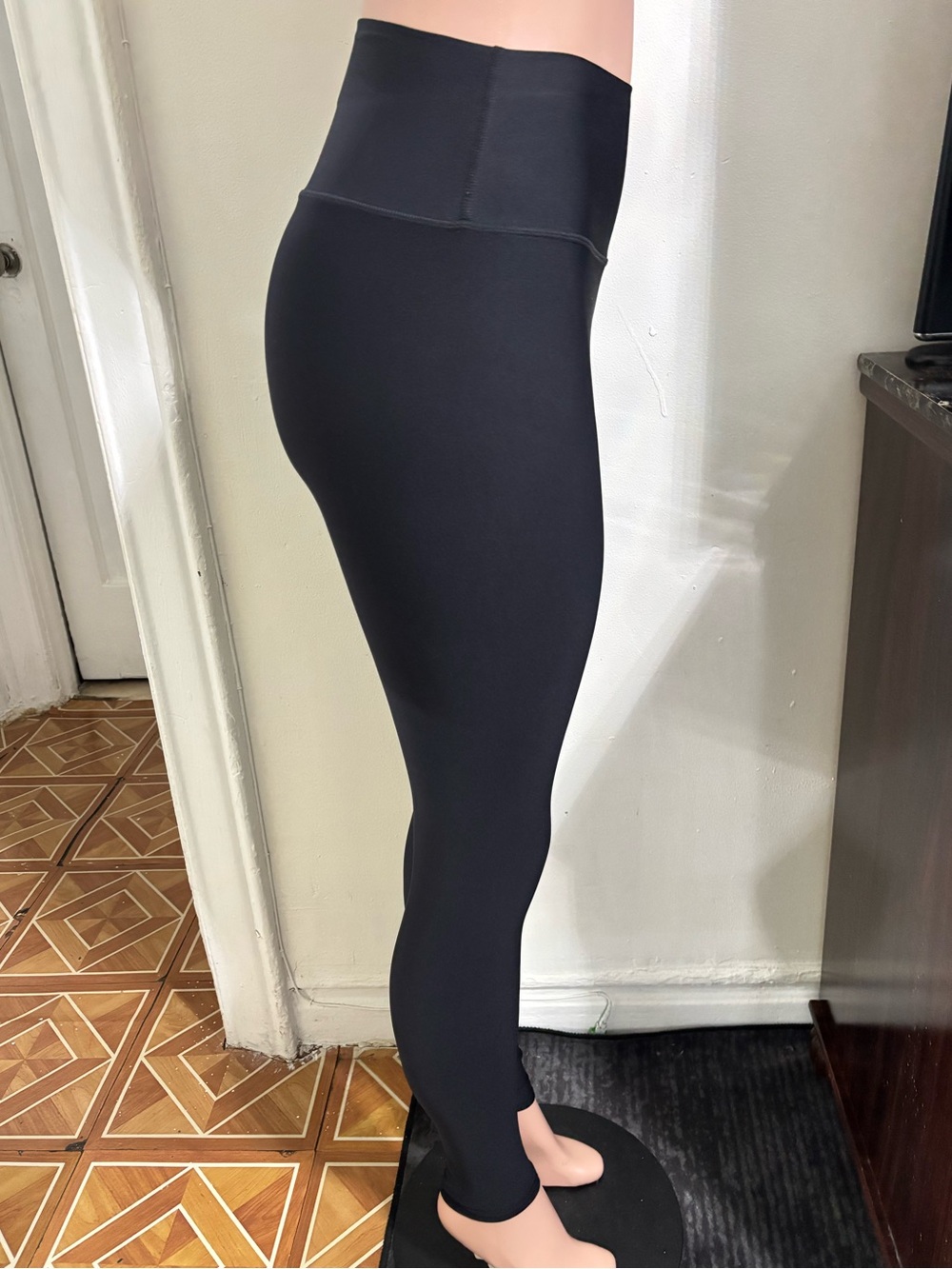 ALO YOGA Women’s High-Waist Airlift Black Leggings - Picture 7 of 14